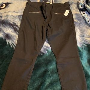 GAP NWT 1968 True Skinny black pants. Zipper pockets and ankle. Never worn.